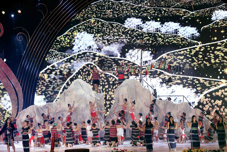 Tiết mục nghệ thuật đặc sắc trong đêm khai mạc lễ hội. (Ảnh: Nhật Anh/TTXVN)