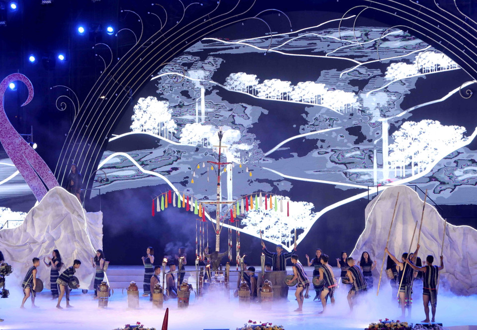 Các tiết mục nghệ thuật mang nét đặc trưng văn hóa vùng đất cao nguyên, là nơi sinh sống của người Kinh và các đồng bào dân tộc thiểu số. (Ảnh: Nhật Anh/TTXVN)