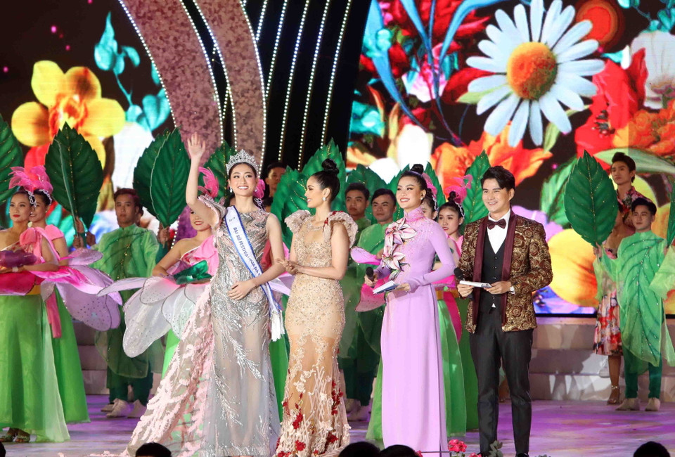 Hoa hậu Lương Thùy Linh (bên trái) - Đại sứ Festival hoa Đà Lạt. (Ảnh: Nhật Anh/TTXVN)