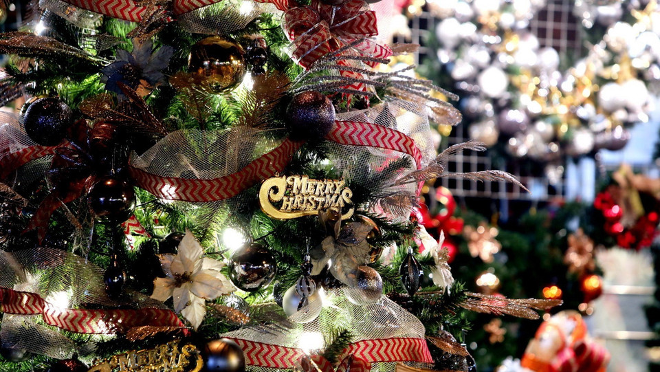 Đồ trang trí cho lễ Giáng sinh tràn ngập trên phố Hàng Mã. (Ảnh: Thành Đạt/TTXVN)