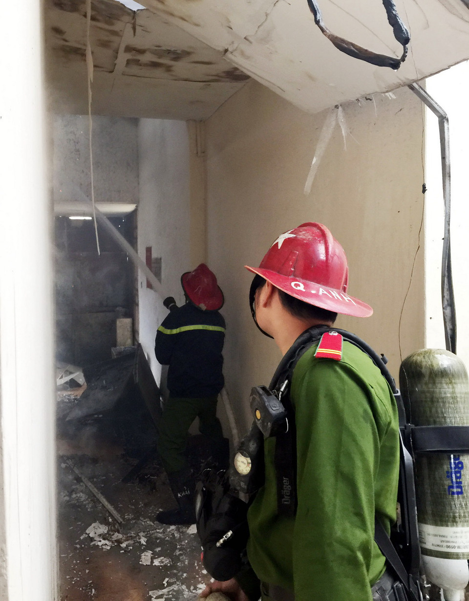 Lực lượng cứu hỏa tích cực, khẩn trương chữa cháy. (Ảnh: Phạm Kiên/TTXVN) 