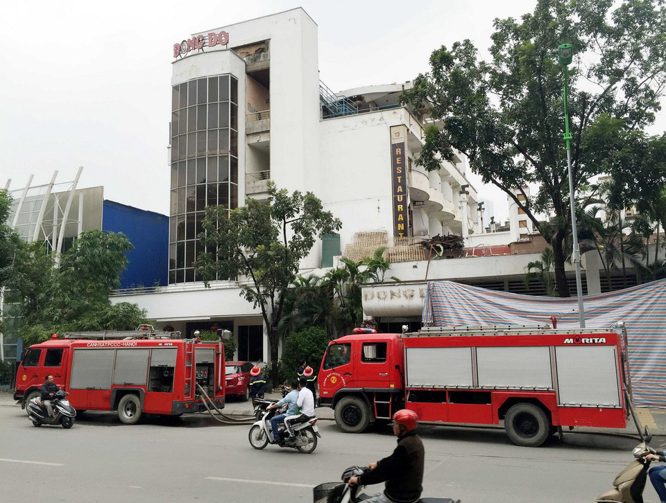 Lực lượng cứu hỏa nhanh chóng có mặt tại hiện trường chữa cháy. (Ảnh: Phạm Kiên/TTXVN) 