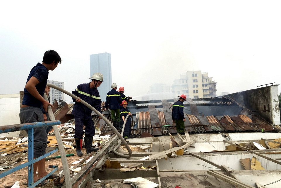 Lực lượng cứu hỏa tích cực, khẩn trương chữa cháy. (Ảnh: Phạm Kiên/TTXVN) 