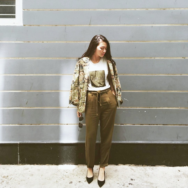 Có vẻ như mix trang phục nhiều lớp là xu hướng kết hợp được lòng các người đẹp Việt trong tuần qua. Thiều Bảo Trang là một trong những mỹ nhân Việt gây ấn tượng khi áp dụng công thức này. Cô nàng chọn combo áo phông, quần baggy và áo khoác rằn ri, phối cùng giày cao gót cổ điển.