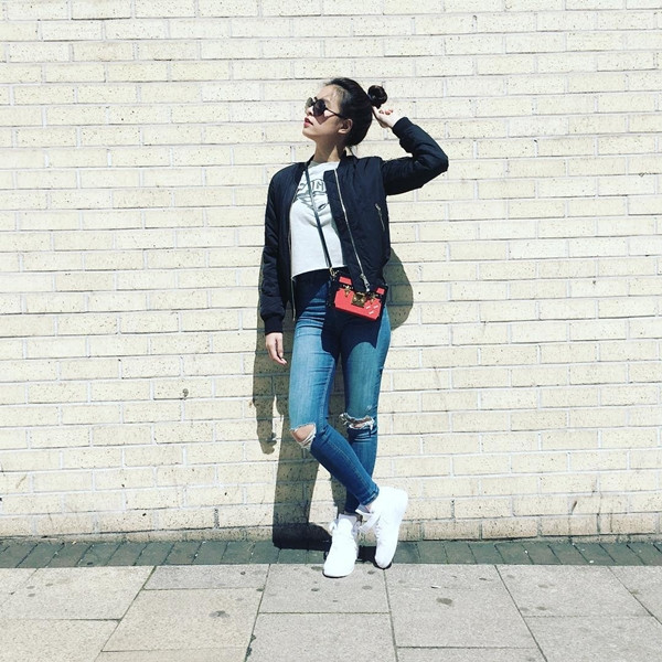 Hoàng Thùy Linh dù lưu diễn tại Anh quốc cũng không quên 'nhiệm vụ' chưng diện mỗi ngày. Giọng ca đình đám phối áo phông họa tiết cùng quần jeans rách và áo khoác bomber đen, kết hợp giày thể thao khỏe khoắn.