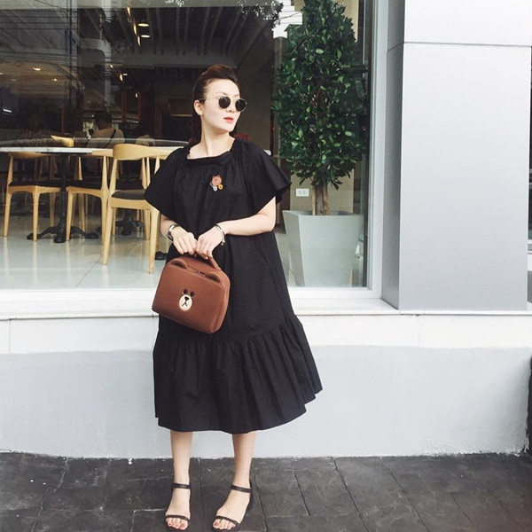 Cũng chọn đầm đen dáng suông, Yến Nhi mix đầm với sandals và túi xách có thiết kế xinh xắn, lôi cuốn bởi vẻ nữ tính pha lẫn nét nghịch ngợm.