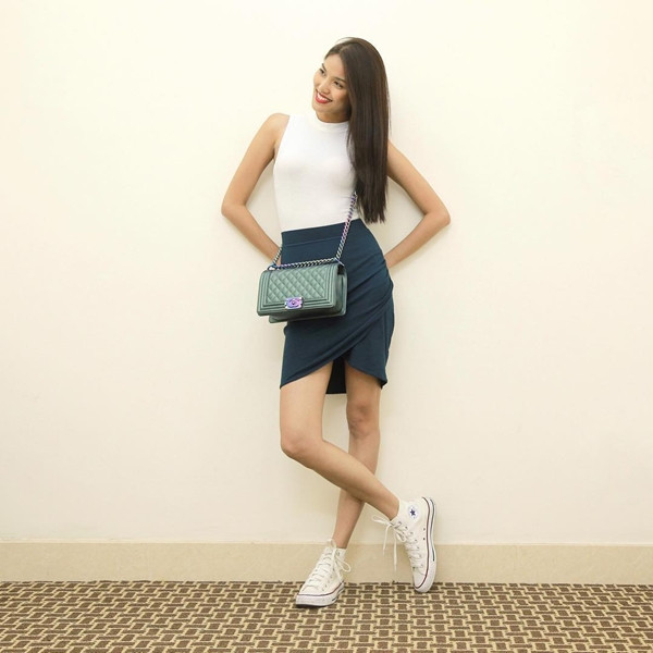 Áo trắng và chân váy ngắn cũng là bộ đôi item được Lan Khuê trưng dụng trong tuần qua. Người đẹp phối trang phục cùng giày thể thao, điểm trang bằng túi Chanel làm tăng cá tính.
