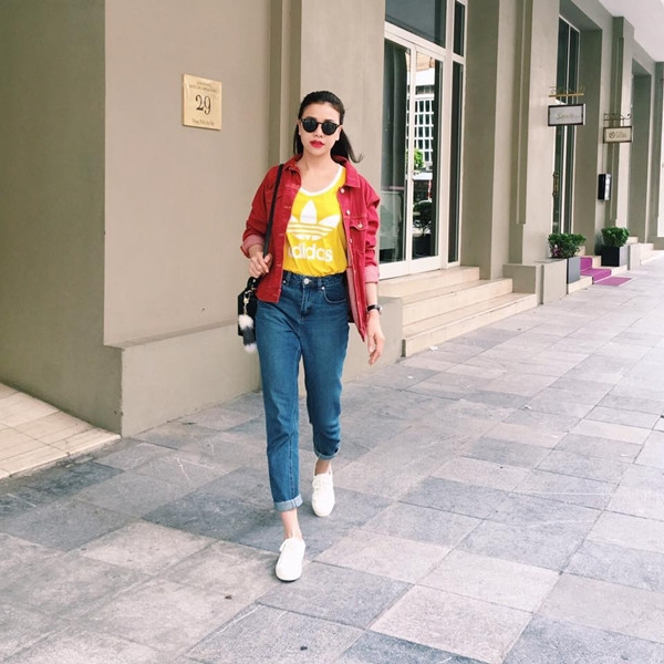 'Chơi lớp' các món đồ có tông màu nổi bật, Trà Ngọc Hằng nhận được nhiều lời khen ngợi bởi street style cá tính, bắt mắt.