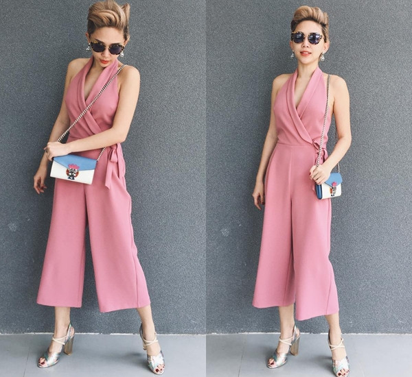 Tóc Tiên thanh lịch, thời thượng với sự lựa chọn lý tưởng là jumpsuit hồng phấn và giày cao gót ánh kim. Túi Louis Vuitton cũng góp phần đem lại sự thú vị cho tổng thể trang phục.