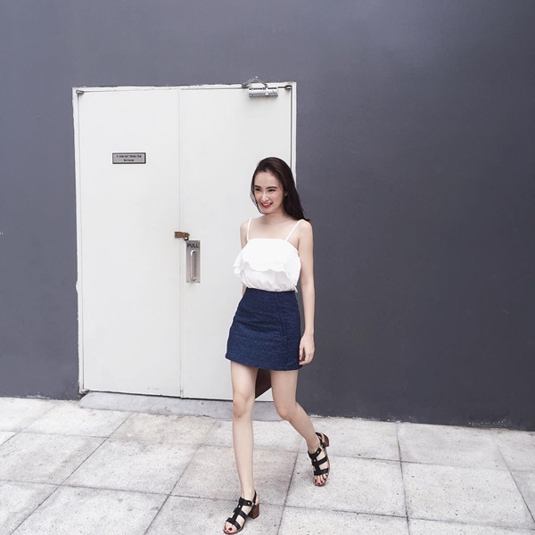 Mê mẩn màu trắng, nữ chính của bộ phim 'Taxi, em tên gì?'còn bắt cặp áo hai dây có gam màu này cùng chân váy ngắn với sắc thái tương phản.