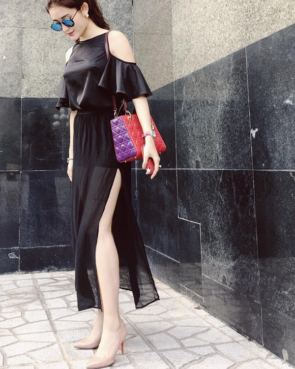 Huyền My thu hút mọi ánh nhìn khi diện đầm đen xẻ hông cao, có chi tiết cắt vai đẹp mắt. Á hậu Việt Nam 2014 khéo léo tô đậm vẻ duyên dáng, sang trọng cùng túi Dior nhiều màu sắc, kết hợp giày cao gót màu nude của Christian Louboutin.