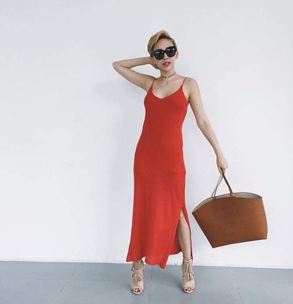 Thường xuyên ưu ái đầm hai dây, chủ nhân bản hit 'Ngày mai' phối một thiết kế màu sắc rực rỡ với sandals cao gót, vòng cổ choker và túi tote bản to thời thượng.