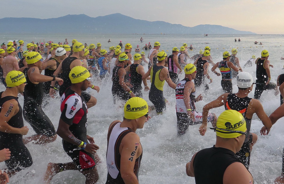 Các vận động viên thi đấu nội dung bơi. (Ảnh: Văn Sơn/TTXVN)