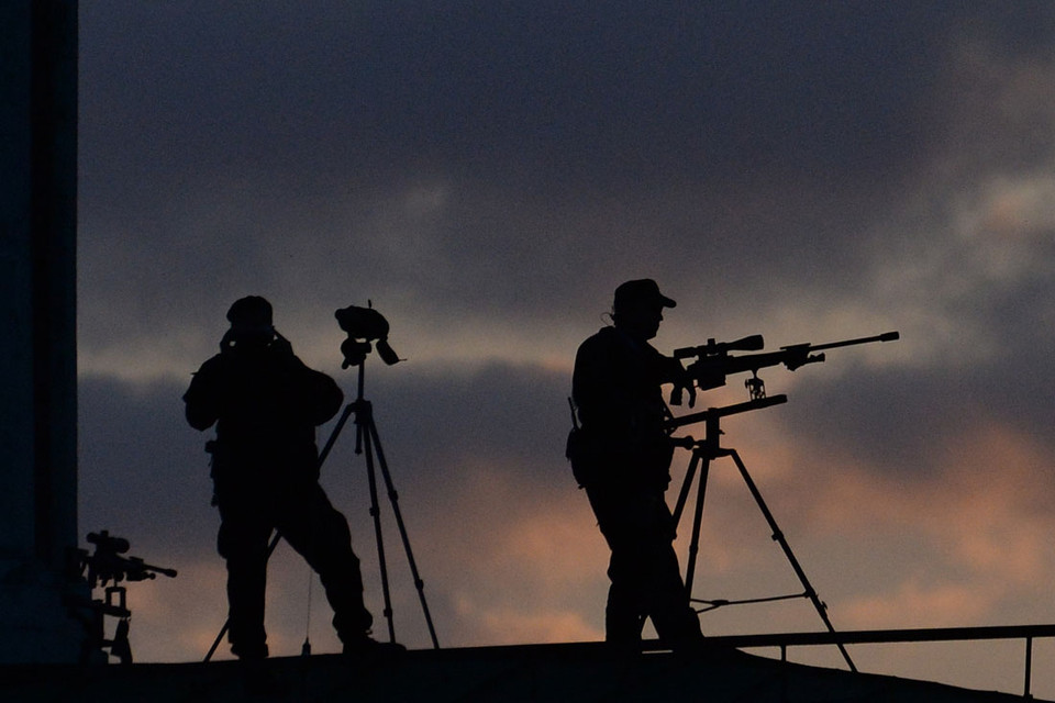 Lính bắn tỉa đặc nhiệm FSO vào vị trí từ tờ mờ sáng. (Nguồn: Ilya Varlamov)
