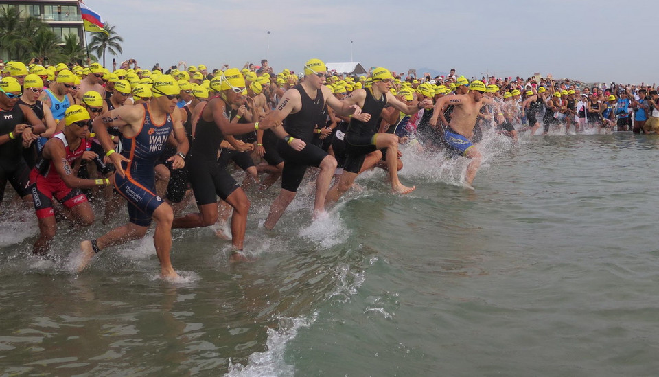  Các vận động viên thi đấu nội dung bơi. (Ảnh: Văn Sơn/TTXVN)