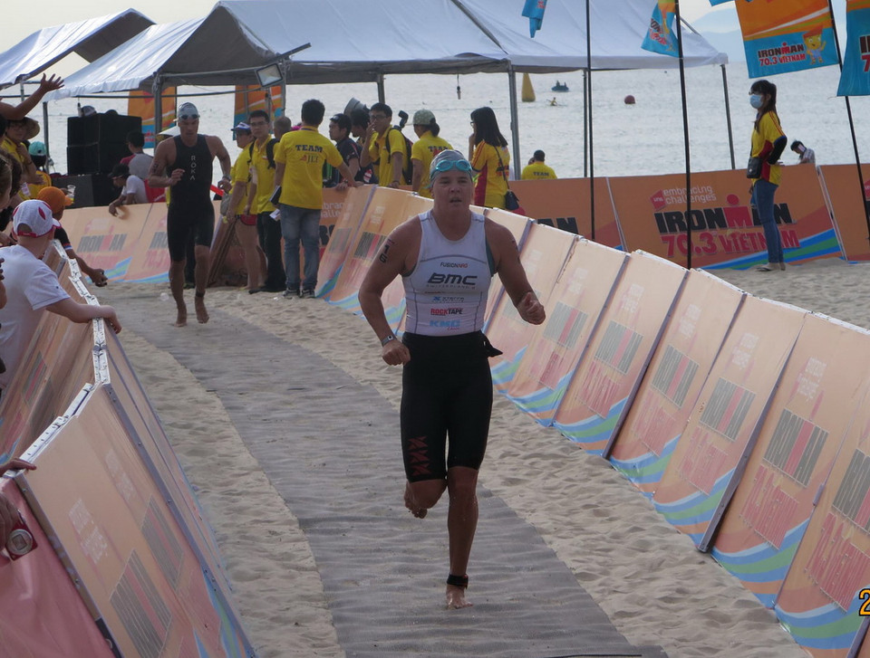 Cuộc thi bao gồm các nội dung: bơi 1,9km trước khu Resort và Spa Hyatt Regency; đạp xe 90km dọc theo bờ biển và chạy 21km qua những khu du lịch biển nổi tiếng của Đà Nẵng để kết thúc hành trình dưới chân Ngũ Hành Sơn huyền thoại. (Ảnh: Văn Sơn/TTXVN)