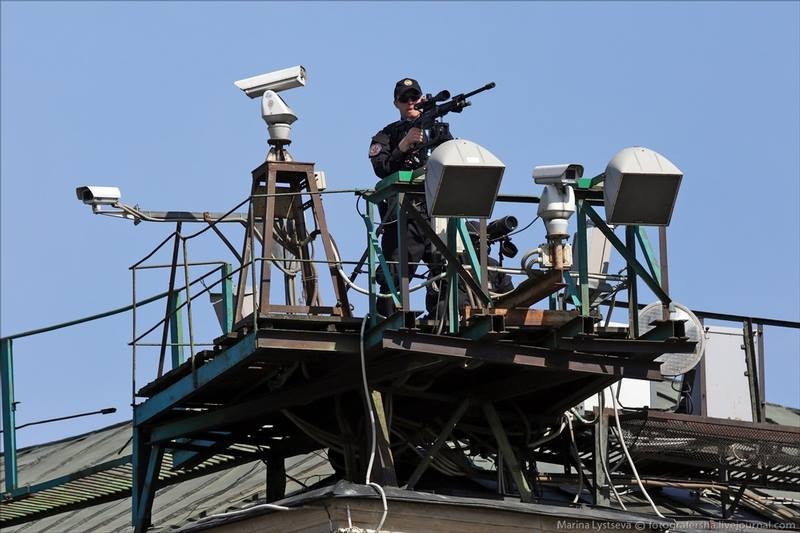 Tại vị trí trực chiến của một đội bắn tỉa FSO với đầy đủ các trang thiết bị chuyên dụng. (Nguồn: Ilya Varlamov)