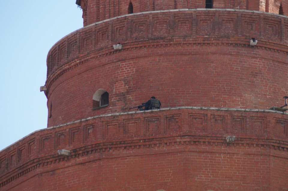Kín đáo ẩn nấp trên đỉnh tháp tường thành Kremlin. (Nguồn: Ilya Varlamov)