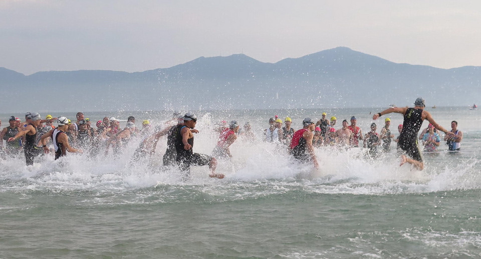  Các vận động viên thi đấu nội dung bơi. (Ảnh: Văn Sơn/TTXVN)