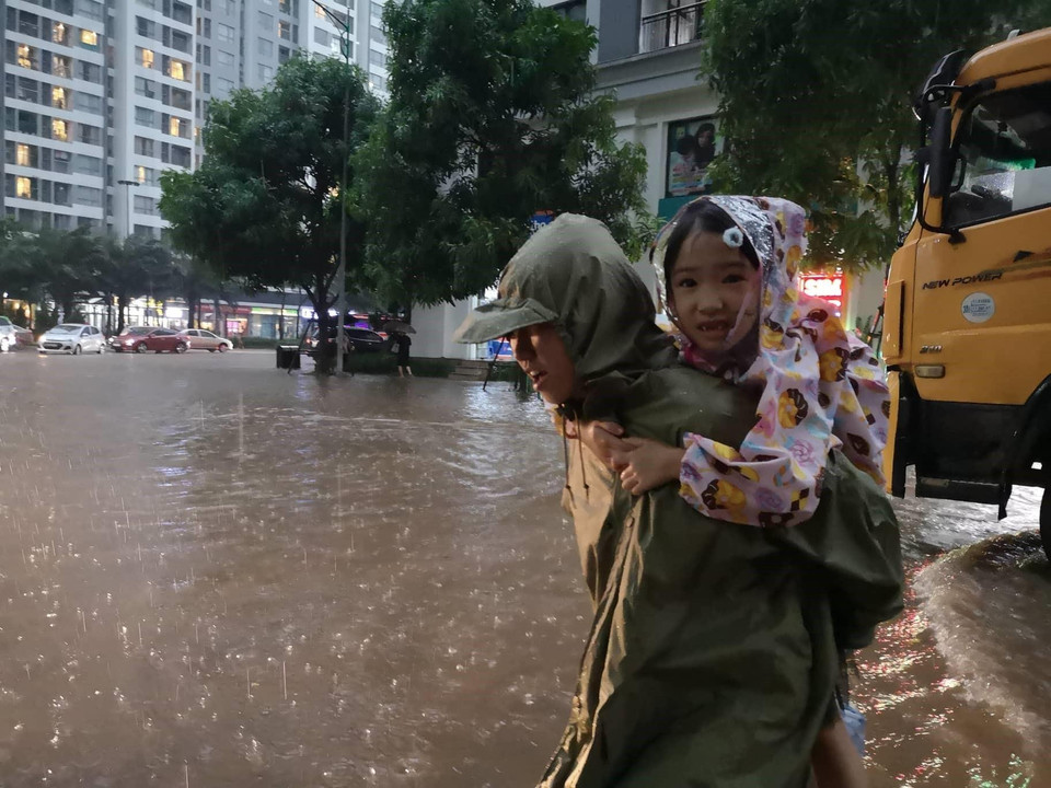 Cơn mưa lớn xuất hiện đúng giờ tan tầm ảnh hưởng đến cuộc sống của người dân Thủ đô. (Ảnh: Thanh Tùng/TTXVN)