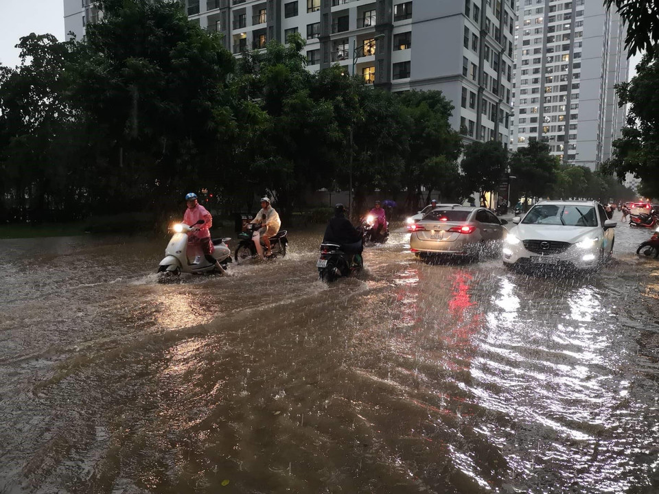 Khu đô thị Times City bị ngập sau cơn mưa lớn. (Ảnh: Thanh Tùng/TTXVN)