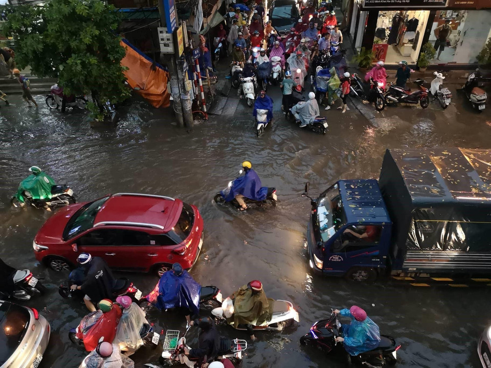 Mưa giông lớn khiến một số cây xanh bị đổ gãy. (Ảnh: Thanh Tùng/TTXVN)