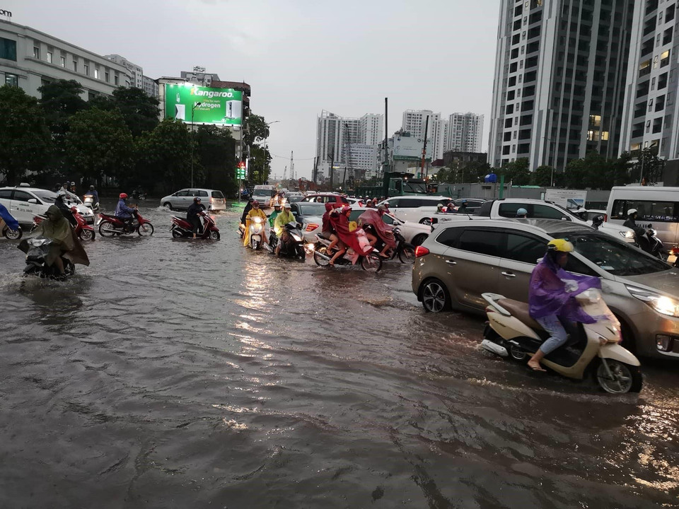 Tuyến đường Minh Khai xảy ra ùn tắc và ngập cục bộ. (Ảnh: Thanh Tùng/TTXVN)