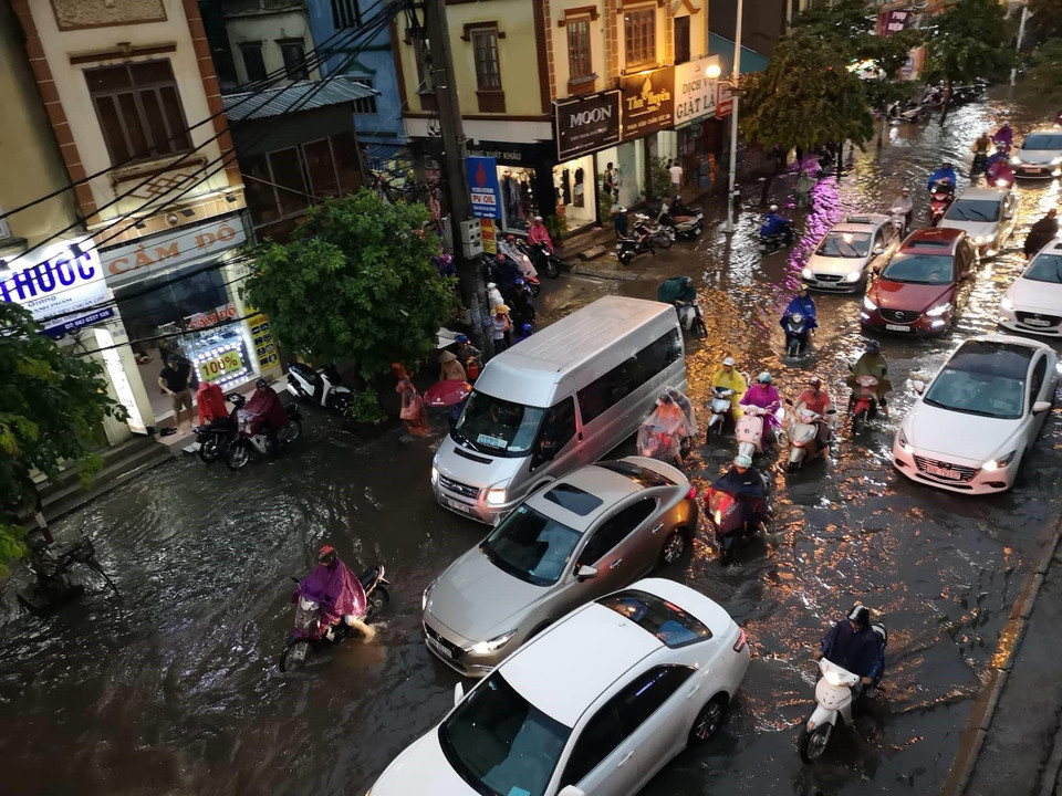 Tuyến đường Minh Khai xảy ra ùn tắc và ngập cục bộ. (Ảnh: Thanh Tùng/TTXVN)