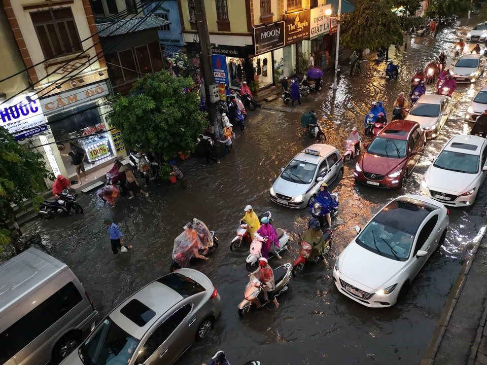 Tuyến đường Minh Khai xảy ra ùn tắc và ngập cục bộ. (Ảnh: Thanh Tùng/TTXVN)