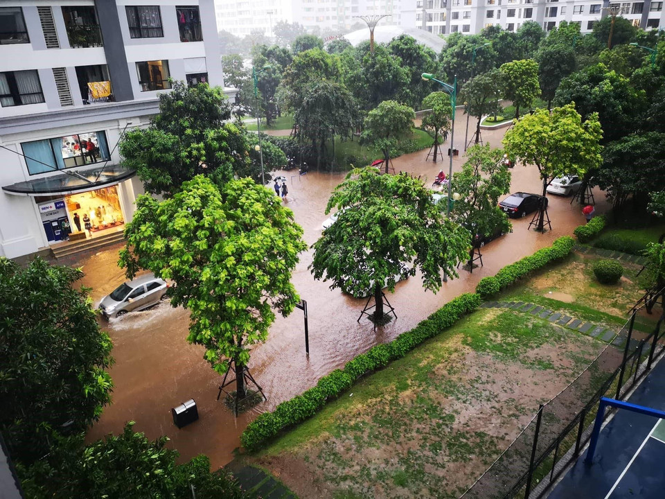 Khu đô thị Times City bị ngập sau cơn mưa lớn. (Ảnh: Thanh Tùng/TTXVN)