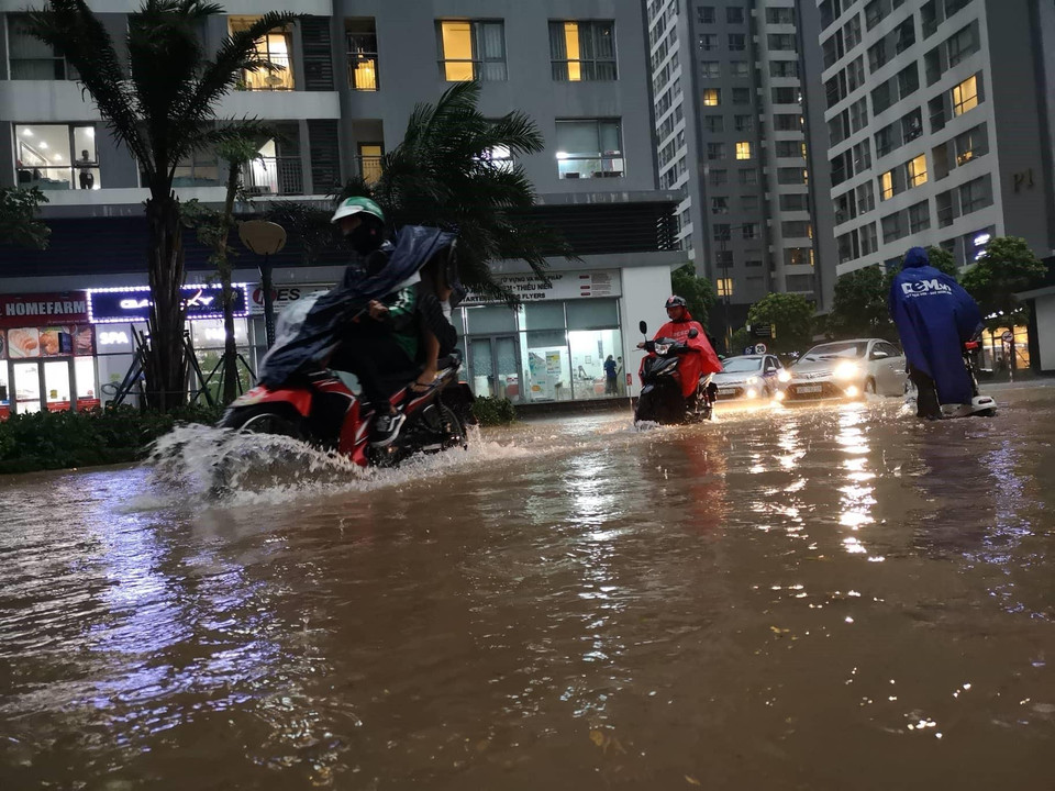 Cơn mưa lớn xuất hiện đúng giờ tan tầm ảnh hưởng đến cuộc sống của người dân Thủ đô. (Ảnh: Thanh Tùng/TTXVN)