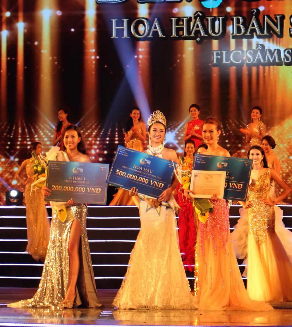 Vượt qua 39 thí sinh khác, cô gái 20 tuổi đến từ Hải Phòng Trần Thị Thu Ngân đã đăng quang ngôi vị Hoa hậu Bản sắc Việt toàn cầu 2016. Các danh hiệu Á hậu 1, Á hậu 2 lần lượt được trao cho thí sinh Phạm Thúy Hằng (đến từ Đức) và Võ Quỳnh Giao (đến từ Mỹ). (Ảnh : Trịnh Duy Hưng/TTXVN) 