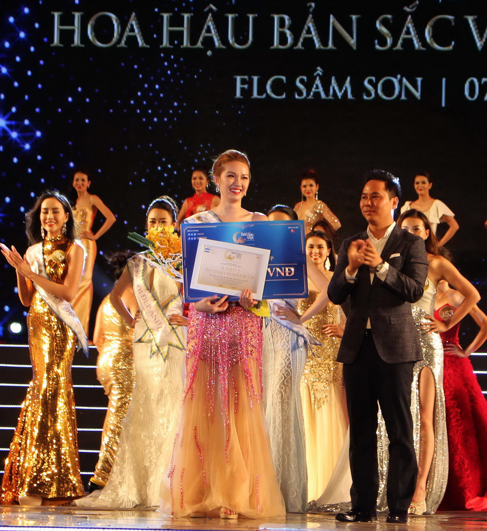 Ban tổ chức trao danh hiệu Á hậu 2 cho Võ Quỳnh Giao. (Ảnh: Trịnh Duy Hưng/TTXVN) 