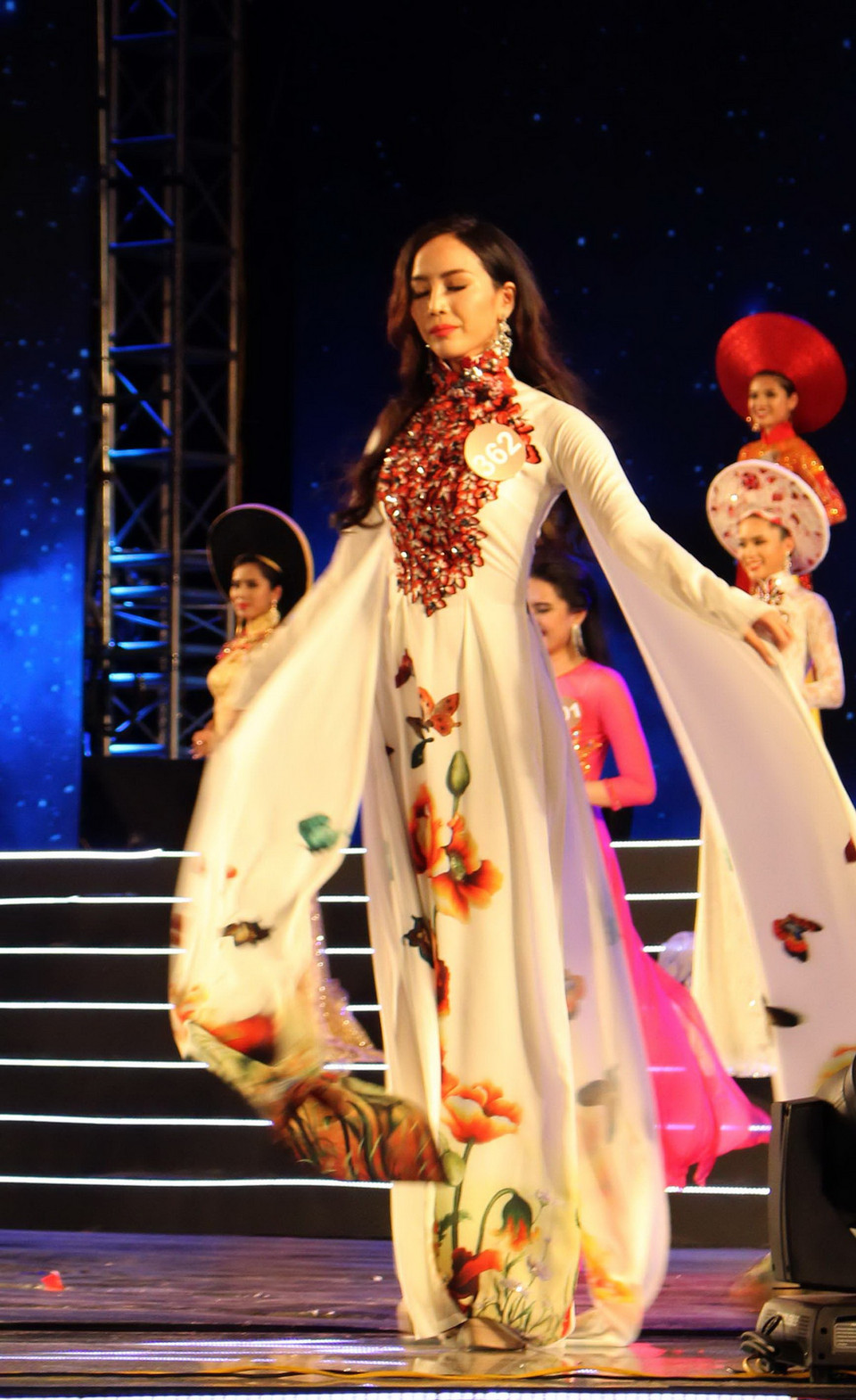  Thí sinh trình diễn phần thi áo dài. (Ảnh: Trịnh Duy Hưng/TTXVN) 