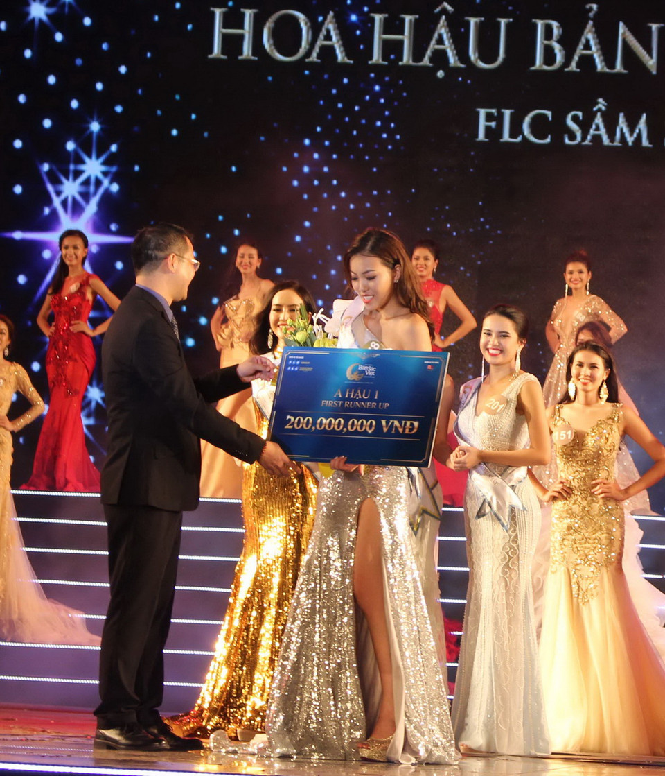 Ban tổ chức trao danh hiệu Á hậu 1 cho Phạm Thúy Hằng. (Ảnh: Trịnh Duy Hưng/TTXVN)