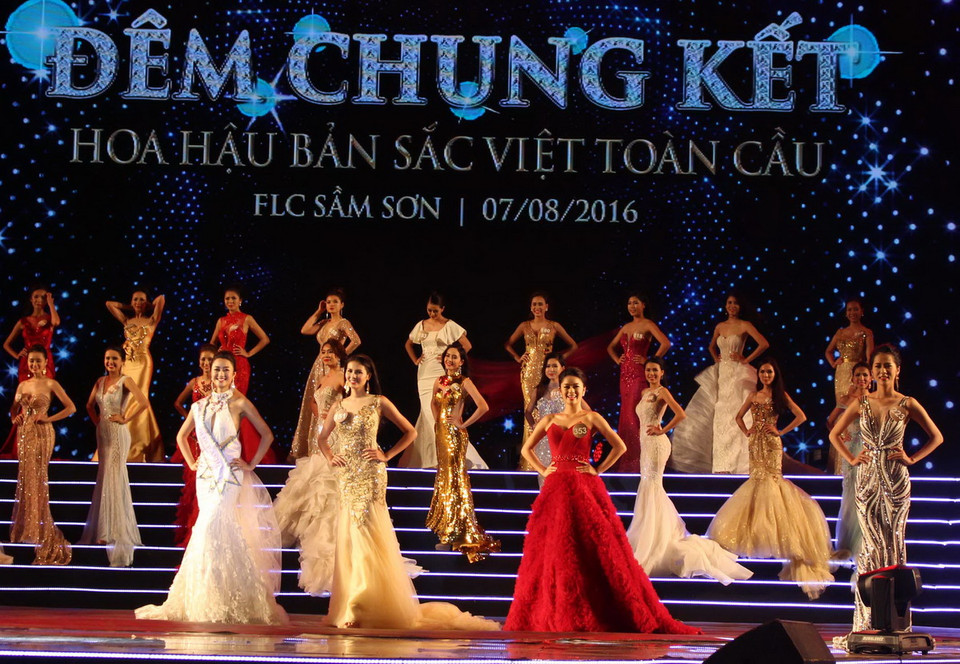  Các thí sinh trình diễn trang phục dạ hội. (Ảnh : Trịnh Duy Hưng/TTXVN) 