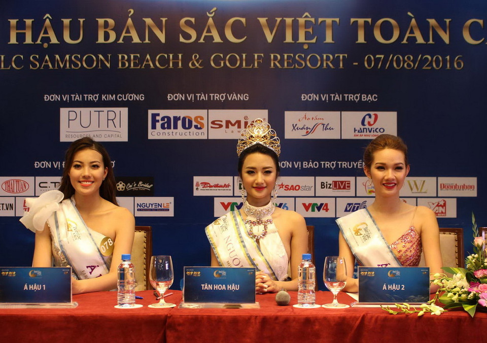  Hoa hậu Trần Thị Thu Ngân và các Á hậu tại buổi họp báo. (Ảnh : Trịnh Duy Hưng/TTXVN) 