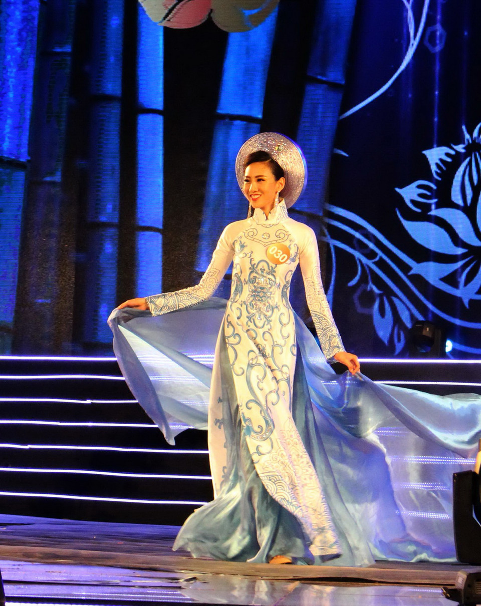  Thí sinh trình diễn phần thi áo dài. (Ảnh: Trịnh Duy Hưng/TTXVN) 