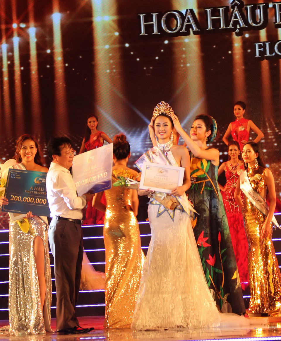 Ban tổ chức trao vương miện Hoa hậu cho Trần Thị Thu Ngân. (Ảnh : Trịnh Duy Hưng/TTXVN) 