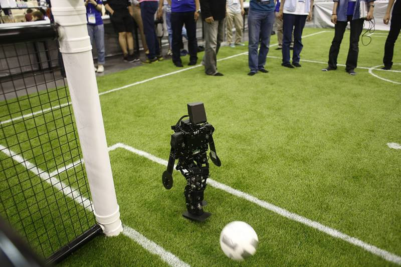 Trong 4 ngày diễn ra sự kiện, các cầu thủ sẽ tham gia vào vòng đấu thông qua hệ thống tự động mà không có điều khiển từ bên ngoài, tất cả đều sử dụng kỹ năng đã được lập trình từ trước như chạy, đi, đá và di trì thăng bằng. (Nguồn: CCTVNews)
