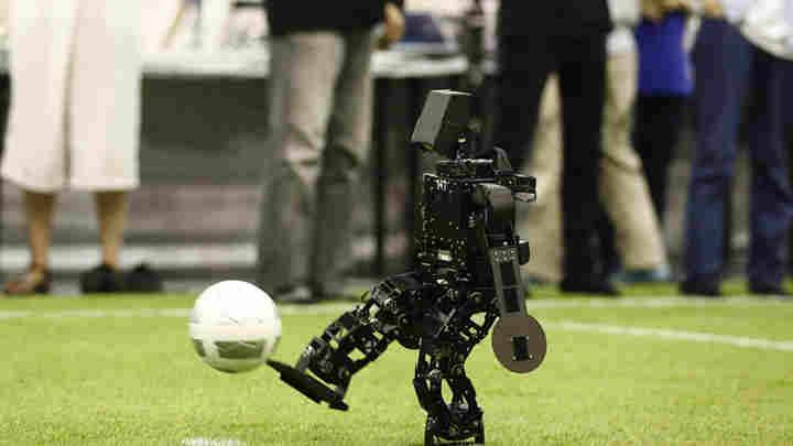 Hơn 300 đội bóng robots đến từ 47 quốc gia và vùng lãnh thổ đang tham gia giải Bóng đá Robot thế giới lần thứ 19 (gọi tắt là RoboCup) được khai mạc vào ngày 19/7 ở thành phố Hợp Phì, tỉnh An Huy, miền Đông Trung Quốc. (Nguồn: CCTVNews)