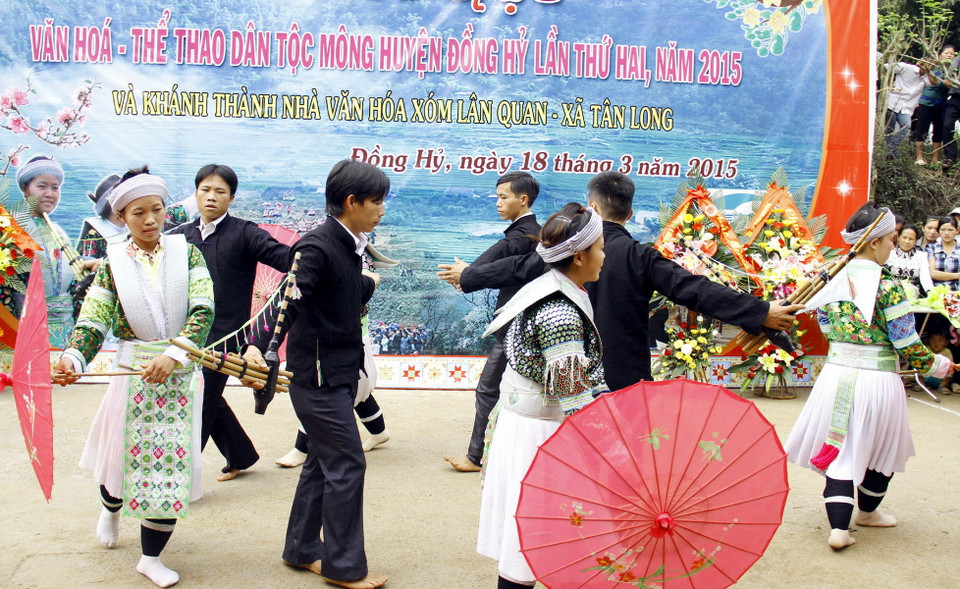 Tiết mục múa khèn. (Ảnh: Thu Hằng/TTXVN)