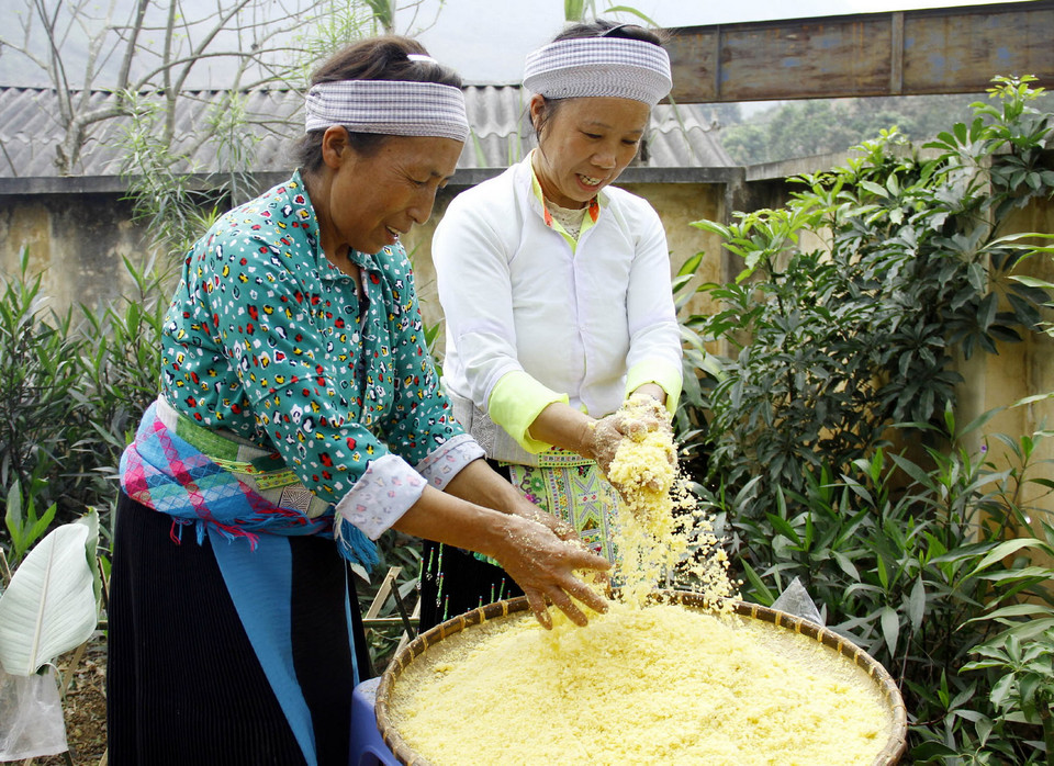 Các đội tham gia phần thi nấu mèn mén. (Ảnh: Thu Hằng/TTXVN)