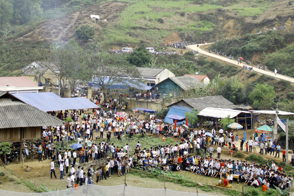 Đông đảo người dân về dự hội. (Ảnh: Thu Hằng/TTXVN)