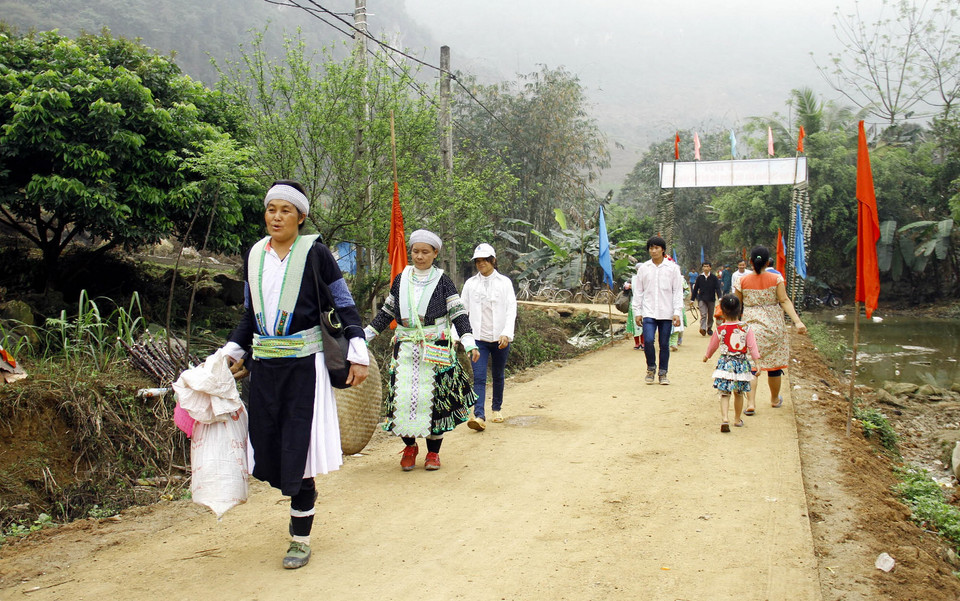 Bà con người Mông đến dự ngày hội. (Ảnh: Thu Hằng/TTXVN)