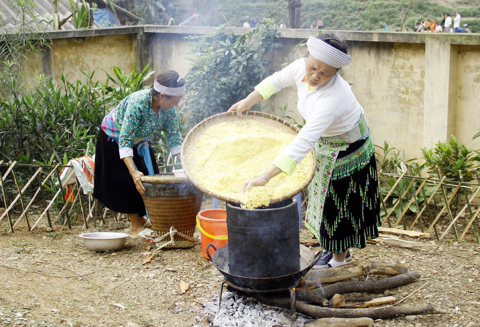 Các đội tham gia phần thi nấu mèn mén. (Ảnh: Thu Hằng/TTXVN)