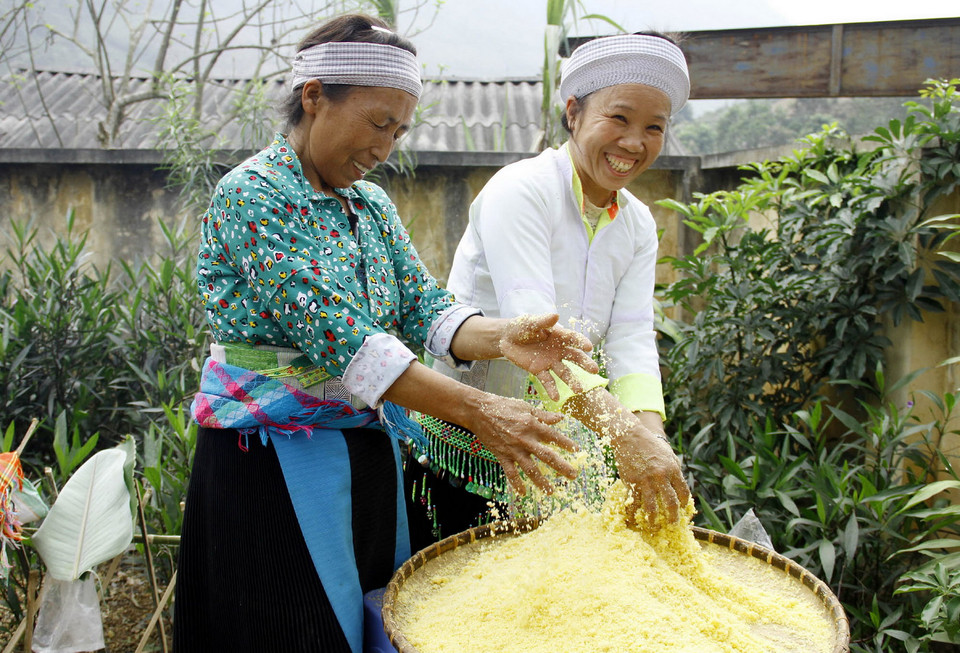 Các đội tham gia phần thi nấu mèn mén. (Ảnh: Thu Hằng/TTXVN)