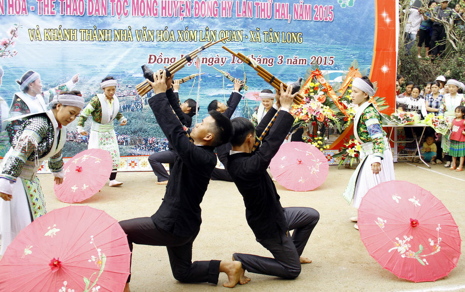 Tiết mục múa khèn. (Ảnh: Thu Hằng/TTXVN)