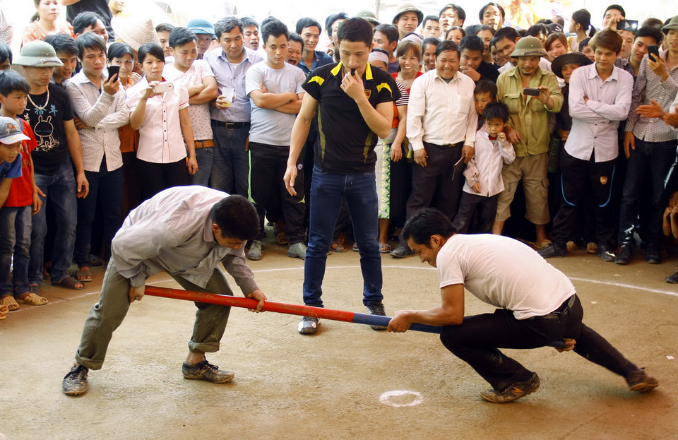 Thi đẩy gậy. (Ảnh: Thu Hằng/TTXVN)