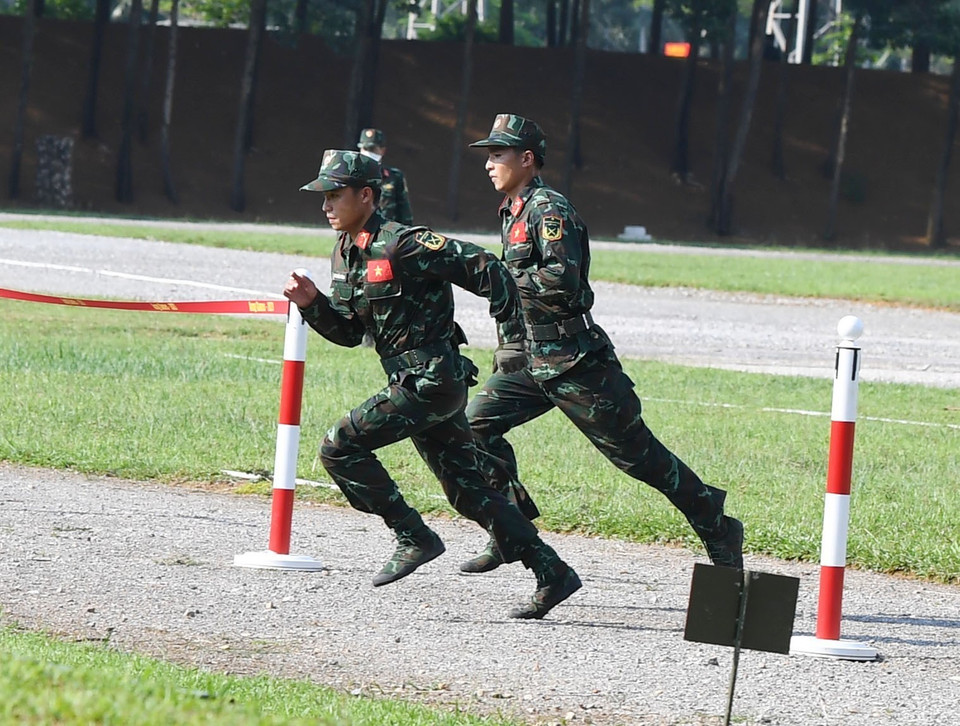 Khẩn trương cơ động ra vị trí bắn. (Ảnh: TTXVN)